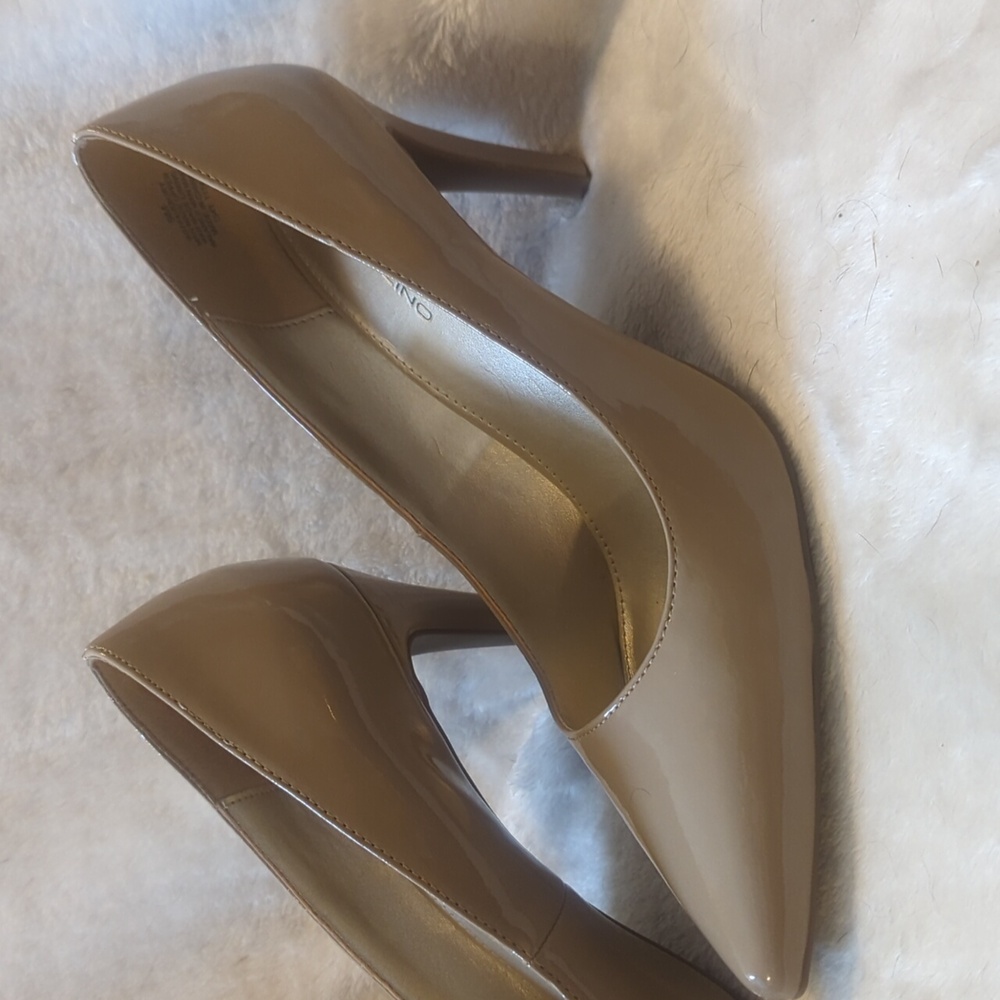 Pumps - Picture 2 of 6